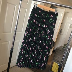 H&M sz 8 pleated midi skirt in black/floral print